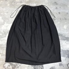 画像2: BLACK COLOR DRAW CODE WAIST SHEER SKIRT / FREE (2)