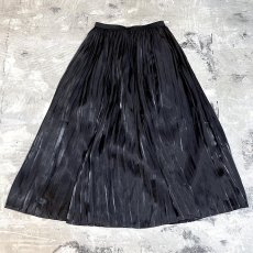 画像2: LUSTER BLACK COLOR PLESTED DESIGN SKIRT / W26~ (2)