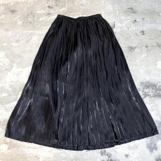 画像1: LUSTER BLACK COLOR PLESTED DESIGN SKIRT / W26~ (1)