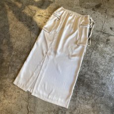 画像4: POCKET DESIGN SIDE SLIT SATIN SKIRT / FREE~W36 (4)