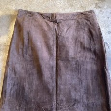 画像9: 【EDDIE BAUER】SUEDE LEATHER BROWN COLOR BACK SLIT SKIRT / W31 (9)