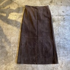 画像2: 【EDDIE BAUER】SUEDE LEATHER BROWN COLOR BACK SLIT SKIRT / W31 (2)