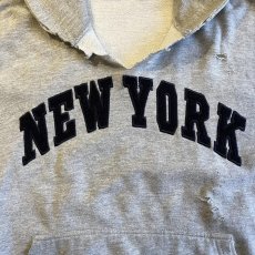 画像4: "NEW YORK" LOGO PATCH EMBROIDERY CRASH DAMAGE DESIGN SWEAT HOODIE / Ladies L(M)  (4)